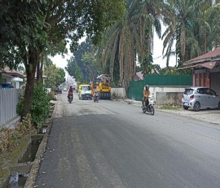 Proses overlay Jalan Dahlia Pekanbaru.(foto: rahmat/halloriau.com)