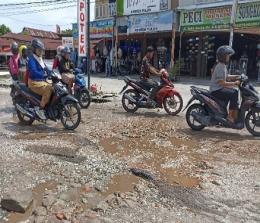 Salah satu jalan di Kota Pekanbaru rusak parah (foto/int)