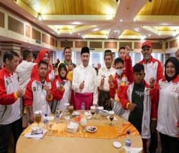 Gubernur Riau Syamsuar bersama para atlet SOIna Riau