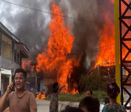 Kebakaran 30 unit rumah semi permanen di Pujud, Rohil.(foto: mcr)