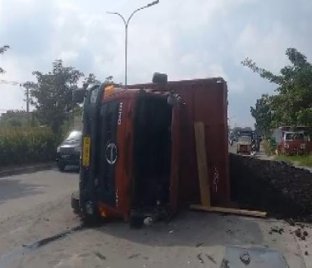 Kecelakaan di Pekanbaru hari ini, truk muatan batu bara terguling di Jalan SM Amin (foto/Mg2)