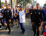  Managing Director Sinar Mas Saleh Husin membawa api Asian Games ke-18 di Jl. MH Thamrin, Jakarta Pusat.