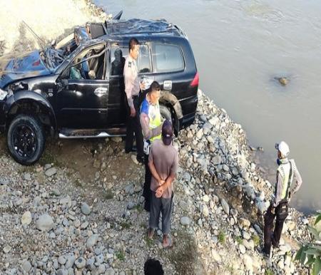 Polisi di TKP mobil yang terjun ke sungai di Desa Karya Jadi, Kecamatan Batang Serangan (foto/int)