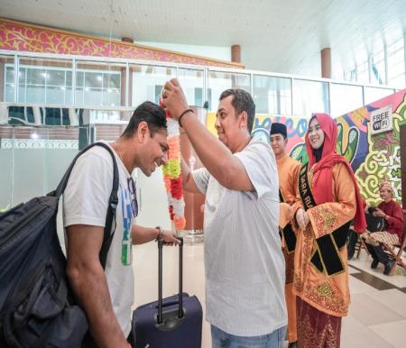 Kadispar Riau, Roni Rakhmat menyambut wisatawan mancanegara di Bandara SSK II Pekanbaru (foto/int)