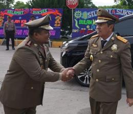 Gubernur Riau, Syamsuar bersama Kadisnakertrans Riau, Imron Rosyadi.(foto: istimewa)