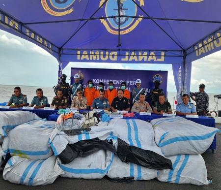 Danlanal Dumai pimpin konferensi Pers terkait digagalkannya penyelundupan 700 ball pakaian bekas asal Malaysia (foto/bambang)