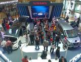 Pengunjung launching All New Nissan Livina dan All New Nissan Serena di Mal Ska Pekanbaru.