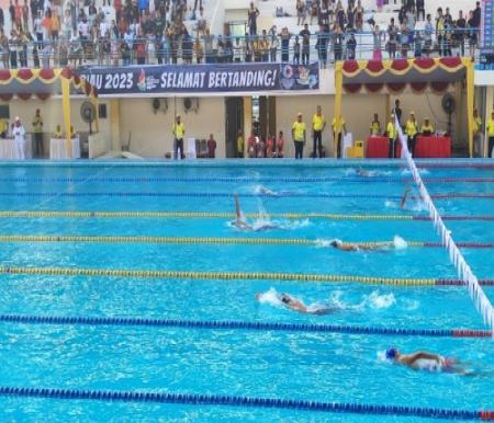 Pertandingan cabor renang Porwil XI Sumatera 2023 di venue Aquatic Rumbai Sport Center Pekanbaru.(foto: mcrO