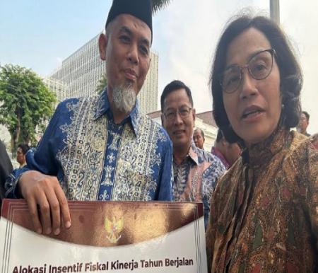 Walikota Dumai H. Paisal foto bersama Menkeu RI, Sri Mulyani Indrawati usai menerima Penghargaan Insentif Fiskal Kinerja Penanganan Stunting dari Wakil Presiden RI di Jakarta, Jumat (6/10/2023).(foto: bambang/halloriau.com)