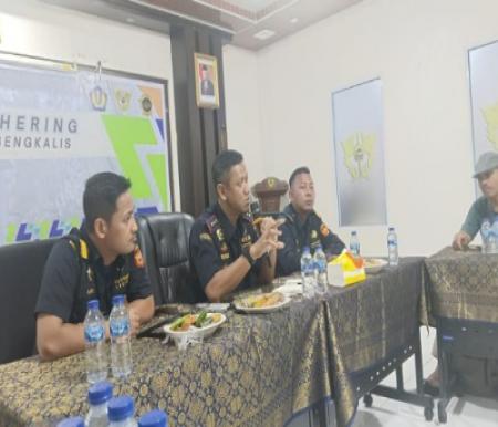 Kakan BC Bengkalis, Agoes Widodo (tengah) dalam kegiatan media gathering.(foto: zulkarnaen/halloriau.com)