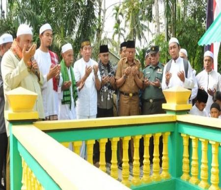 Sekdakab Inhu saat peresmian Kampung Mufti Indragiri Sayyidil Habib Ali Bin Abdullah Alaydrus.(foto: andri/halloriau.com)