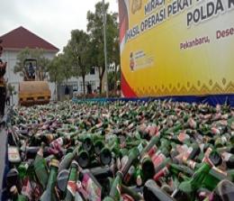 Polda Riau musnahkan botol minuman keras dan narkoba hingga knalpot bising (foto/Bayu)