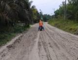 Kondisi jalan kabupaten Sako - Sungai Langsat dilalui mobil CPO perusahaan.