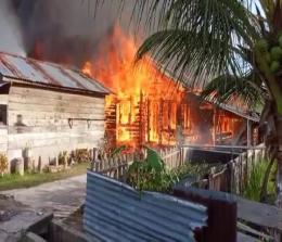 Rumah Ahmad Bin Jamil yang berada di Desa Banglas habis dilalap api, kebakaran diduga akibat korsleting listrik