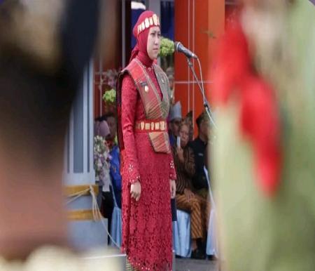 Bupati Rezita mengenakan pakaian adat Batak saat peringatan Hari Sumpah Pemuda ke-95 (foto/andri)