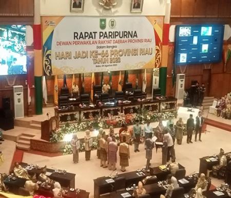 Momen Paripurna HUT ke-66 Riau diisi dengan pemberian penghargaan untuk 12 Tokoh Pejuang Daerah Riau.(foto: rinai/halloriau.com)