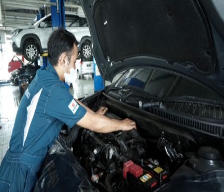 Mekanik Suzuki melakukan service kendaraan dalam event Festival Service Jabodetabek.(foto: istimewa)