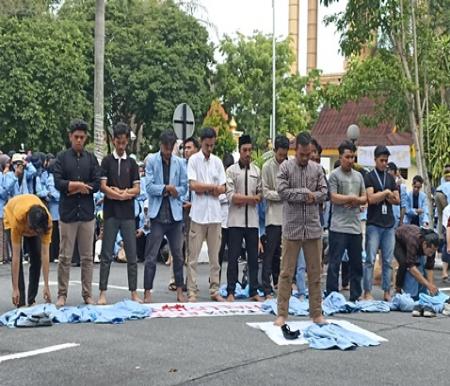 Massa mahasiswa Unri salat ashar berjamaah sebelum melakukan aksi di Kantor Gubernur Riau, Kamis (7/9/2023) sore.(foto: rahmat/halloriau.com)