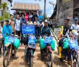 Territory Sales Manager XL Axiata area Lampung Barat, Zulkarnain (kemeja biru/tengah) saat menyerahkan donasi  kepada perwakilan warga korban banjir di Desa Sidomulyo, Kecamatan Pagar Dewa.(foto: istimewa)