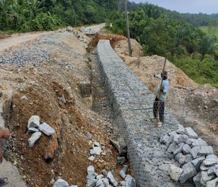 Foto: Dinas PUPR Riau melalui UPT Jalan dan Jembatan Wilayah V saat ini tengah membangun bronjong di beberapa titik jalan yang amblas atau longsor di wilayah Kabupaten Kampar dan Kuansing.