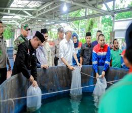 Walikota Dumai sebar bibit ikan gurami program Pertagas gandeng IZI Riau (foto/ist)