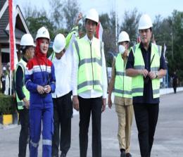 Presiden Jokowi bersama Dirut Pertamina (Persero) Nicke Widyawati, Menteri BUMN Erick Thohir dan Menteri PUPR Basuki Hadi saat berkunjung ke fasilitas PHR WK Rokan.(foto: istimewa)