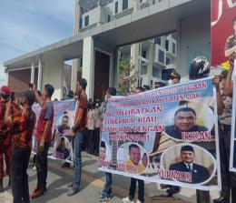 Aksi massa di depan Kejati Riau desak SF Hariyanto diperiksa terkait dugaan korupsi di Inhil.(foto: bayu/halloriau.com)