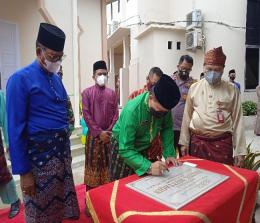 Kepala BPN Rohil, Rocky Soenoko menandatangani prasasti peresmian Musala Baitul Muttakin. 
