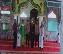 Kapolsek Kelayang, AKP Sutarja SH bersama pengurus Masjid Syuhada, Desa Kota Medan.(foto: andri/halloriau.com)