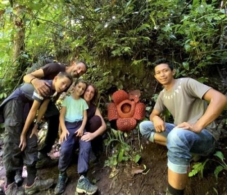 Bule melihat langsung Bunga Rafflesia yang mekar di Bukit Nak Dingin, Jorong Sitingkai, Agam (foto/katasumbar)