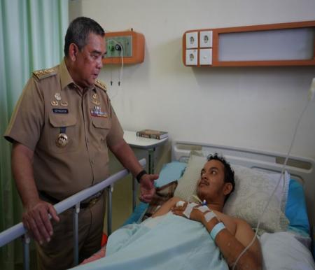 Gubri Edy Natar saat jenguk Arbi, korban erupsi Marapi Sumbar asal Pekanbaru (foto/int)