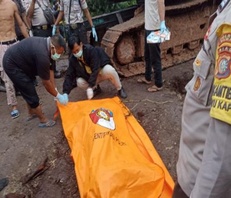 Mayat yang ditemukan di bawah jembatan sungai 1 Jalan Akasia sudah dalam keadaan membengkak (foto/int)