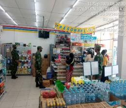 Koramil 01/Bangko mengawasi penerapan prokes di pusat perbelanjaan. 
