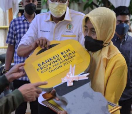 Ilustrasi: Penyerahan simbolis bantuan keuangan (Bankeu) rumah layak huni (RLH) Pemerintah Provinsi Riau. 