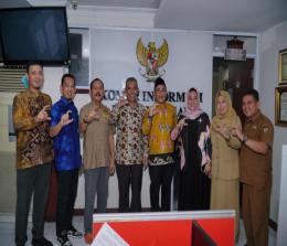 Pj Bupati Kampar, Kamsol bersama Komisioner KI Riau membahas persiapan HAKIN 2023.(foto: mcr)