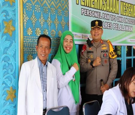 Dokes Polres Pelalawan cek kesehatan personel pengamanan TPS Pemilu 2024 (foto/andi)