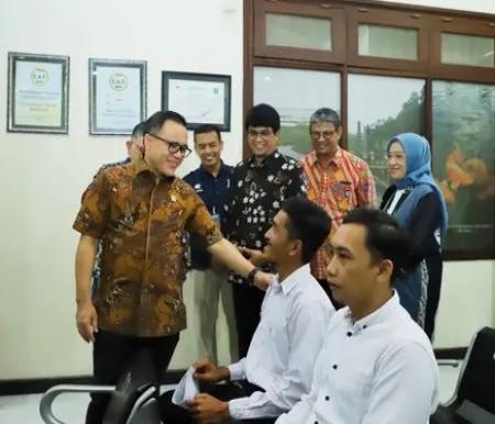 Menteri PANRB Abdullah Azwar Anas mengecek pelaksanaan SKD untuk formasi di lingkungan Kejaksaan Agung di BKN Kantor Regional Bali, Jumat (17/11). 