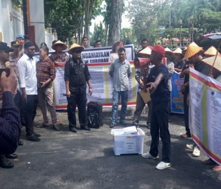 Demo masyarakat tiga kecamatan di Kantor Gubri desak cabut izin PT DSI.(foto: bayu/halloriau.com)