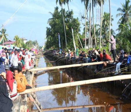 Lomba mancing sempena HUT ke-78 RI di Desa Lubuk Muda Kecamatan Siak Kecil (foto/zul)