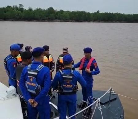 Polairud Polres Rohil dan TNI patroli gabunga di perairan yang rawan pencurian ikan (foto/zal)