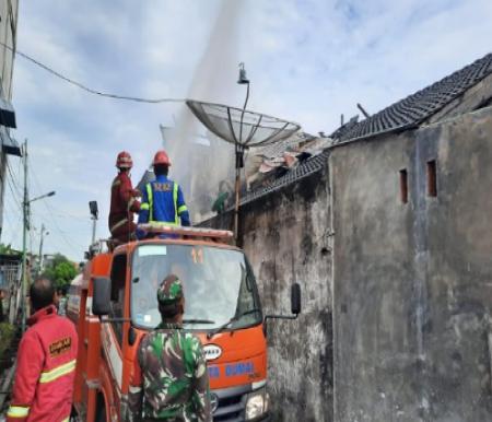 Rumah dua lantai di Jalan Bintan kelurahan Sukajadi Kecamatan Dumai Kota, Kota Dumai habis terbakar di lalap Si Jago Merah pada Kamis (6/7/2023).(foto: bambang/halloriau.com)