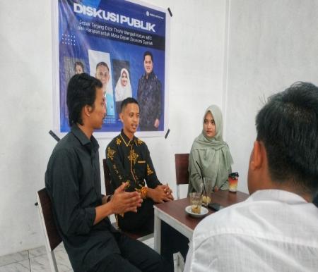 Husyonta Maulana, MM (tengah) politisi muda dan aktivis ekonomi syariah dalam diskusi publik bahas pencapaian Ketum MES, Erick Thohir (foto/riki)
