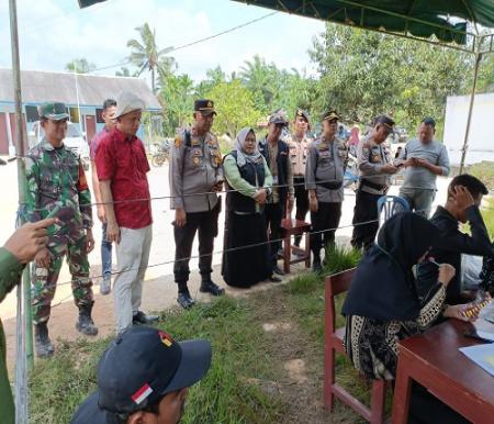 Personel Kompi Siaga Polres Rohil kawal PSU di TPS 01 Sei Manasib (foto/Afrizal)