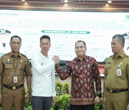 Bupati Rohil, Afrizal Sintong bersama Rektor Unilak Riau, Prof Dr Junaidi (foto/afrizal)