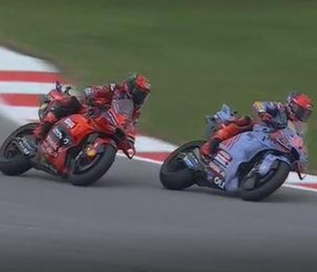 Momen sesaat sebelum Bagnaia (kiri) dan Marquez bersenggolan lalu jatuh ke gravel. Foto: Dok. MotoGP