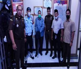 Eks Bupati Inhil, Indra Mukhlis Adnan ditahan Kejati Riau dalam kasus korupsi BUMD.(foto: int)