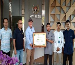 Pengurus Rumah yatim perwakilan Riau, Ramdan, Disna, Arifin dan Rizki melakukan kunjungan dalam rangka silahturahmi ke kantor PWI Riau jalan Arifin Ahmad Pekanbaru.