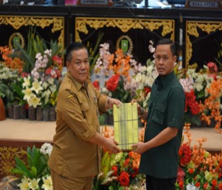 Sekda SF Hariyanto menerima laporan reses dari Wakil Ketua DPRD Provinsi Riau, Agung Nugroho (foto/int)