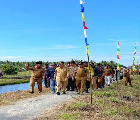 Gubernur Riau dan Plt Bupati Kepulauan Meranti lakukan panen raya padi di Kecamatan Rangsang Pesisir