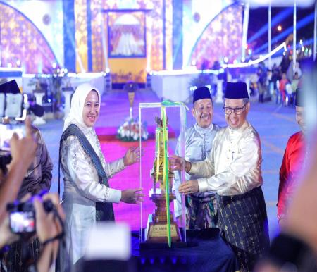 Penutupan MTQ Riau di Indragiri Hulu dan penyerahan piala bergilir kepada pemenang juara umum